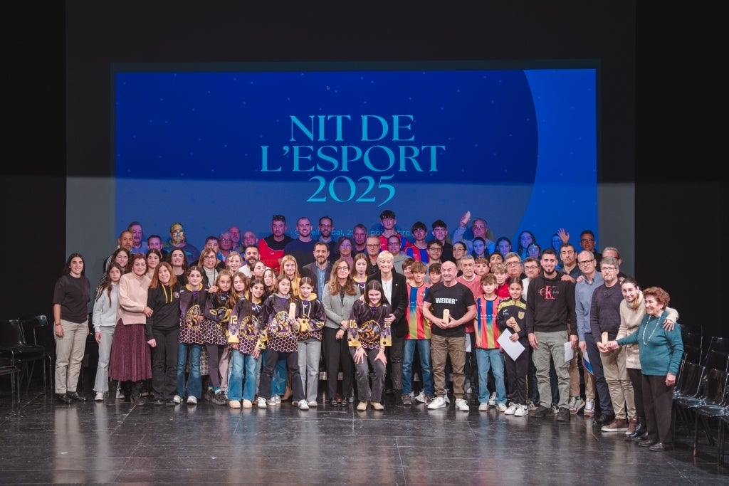 Foto de grup de totes les entitats i esportistes que van rebre un reconeixement durant la Nit de l'Esport 2025 | Marc Font. Via Ajuntament de Castellbisbal