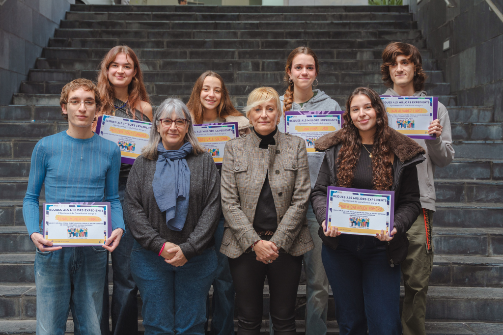 Foto de grup del jovent premiat en l'edició d'enguany, amb l'alcaldessa i la regidora de Joventut | Marc Font. Ajuntament de Castellbisbal