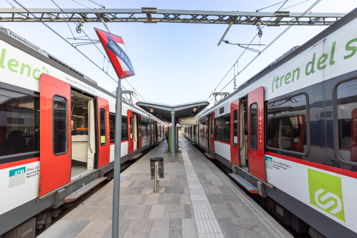 Dos trens a l'estació d'FGC d'Olesa de Montserrat | FGC