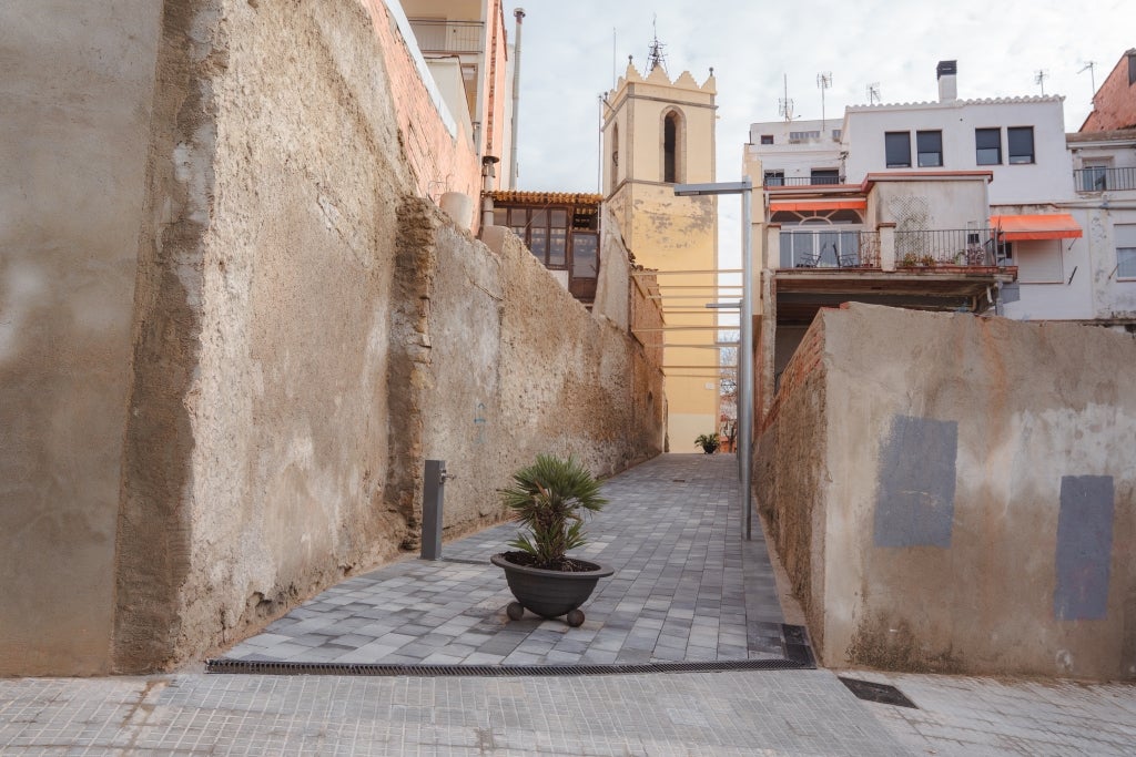 Nou passatge de vianants que uneix el carrer Major amb el carrer de Sant Lluc | Marc Font. Via Ajuntament de Castellbisbal
