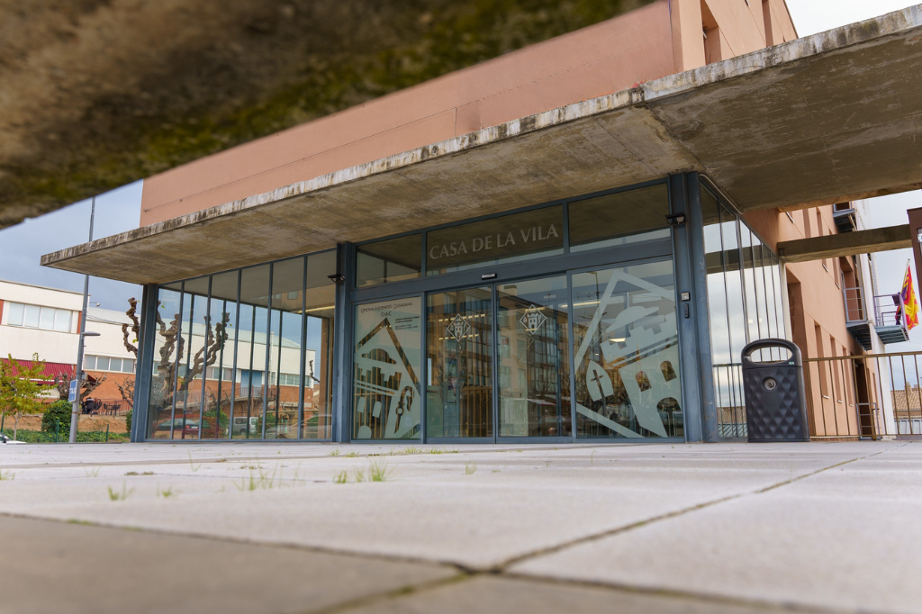 Portes de l'Ajuntament de Castellbisbal | Marc Font. Via Ajuntament de Castellbisbal