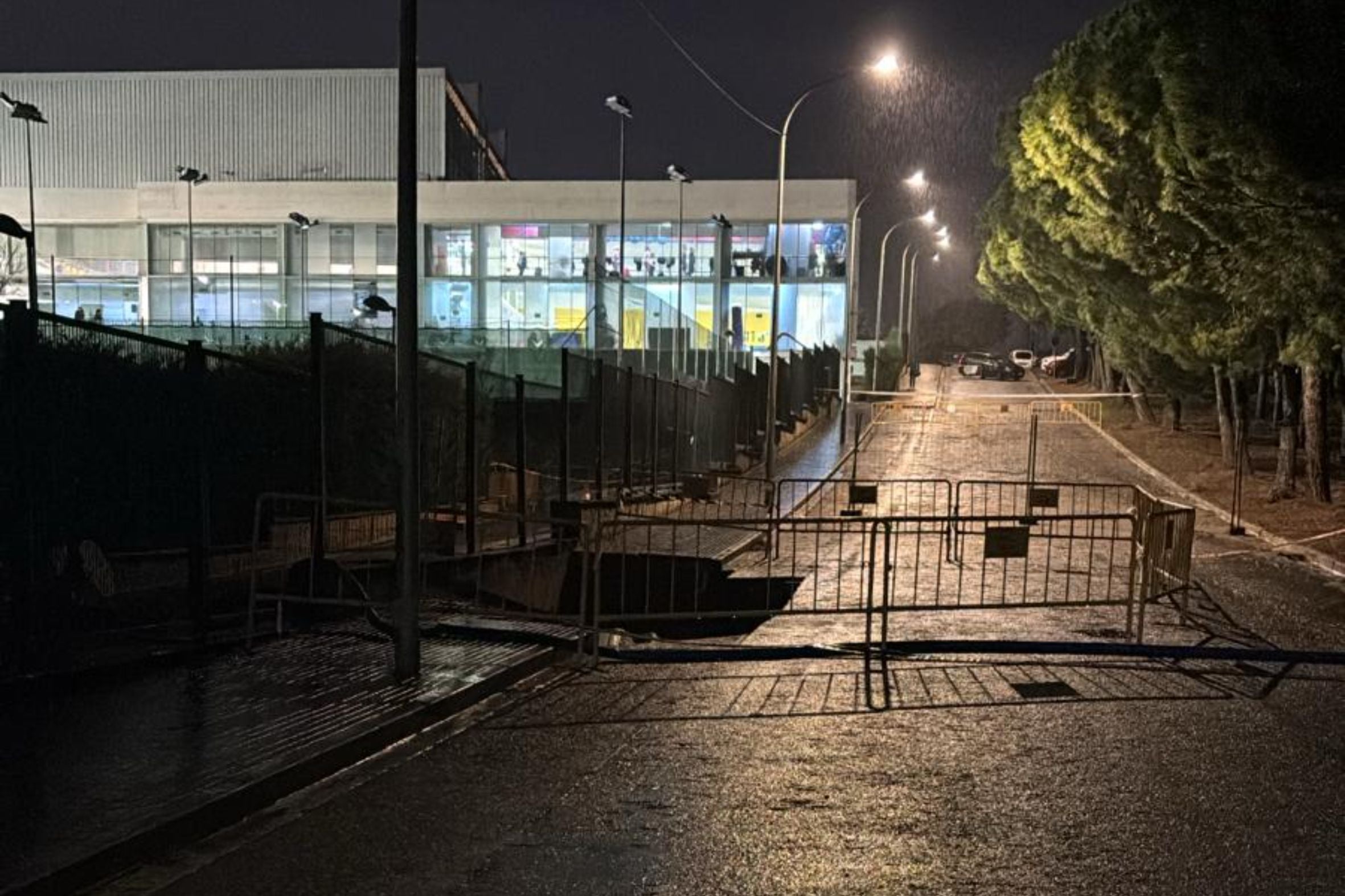 Un gran esvoranc s'empassa un cotxe al carrer Esports de Castellbisbal | Joan Gil