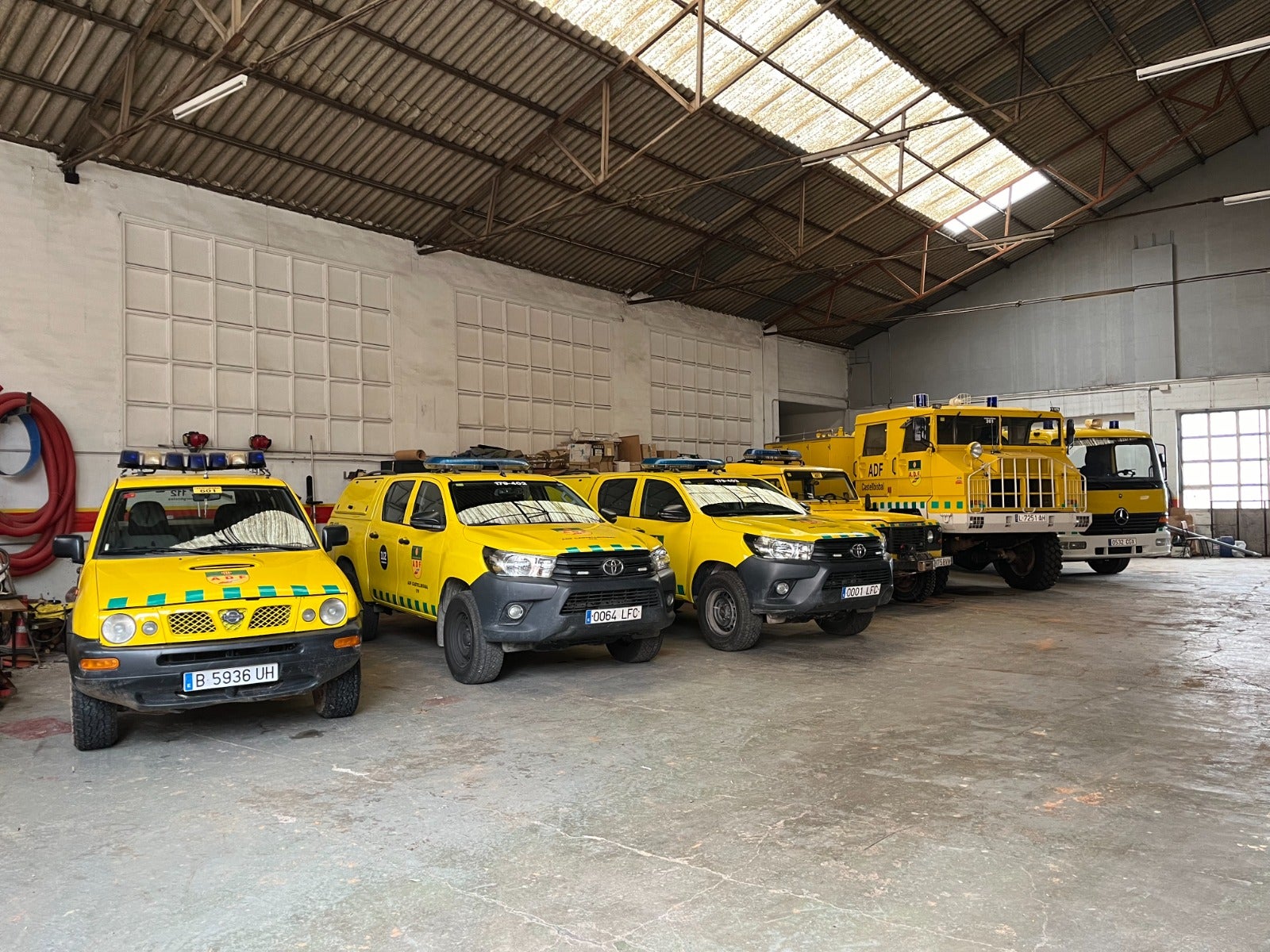 El conjunt de vehicles de l'ADF amb la incorporació dels dos nous Toyota Hilux | Ajuntament de Castellbisbal