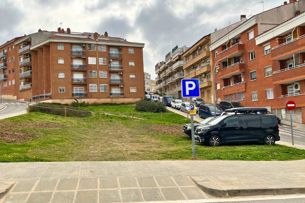 Zona d'aparcament a la cruïlla del carrer Doctor Llarc amb el carrer de Can Margarit | Ajuntament de Castellbisbal