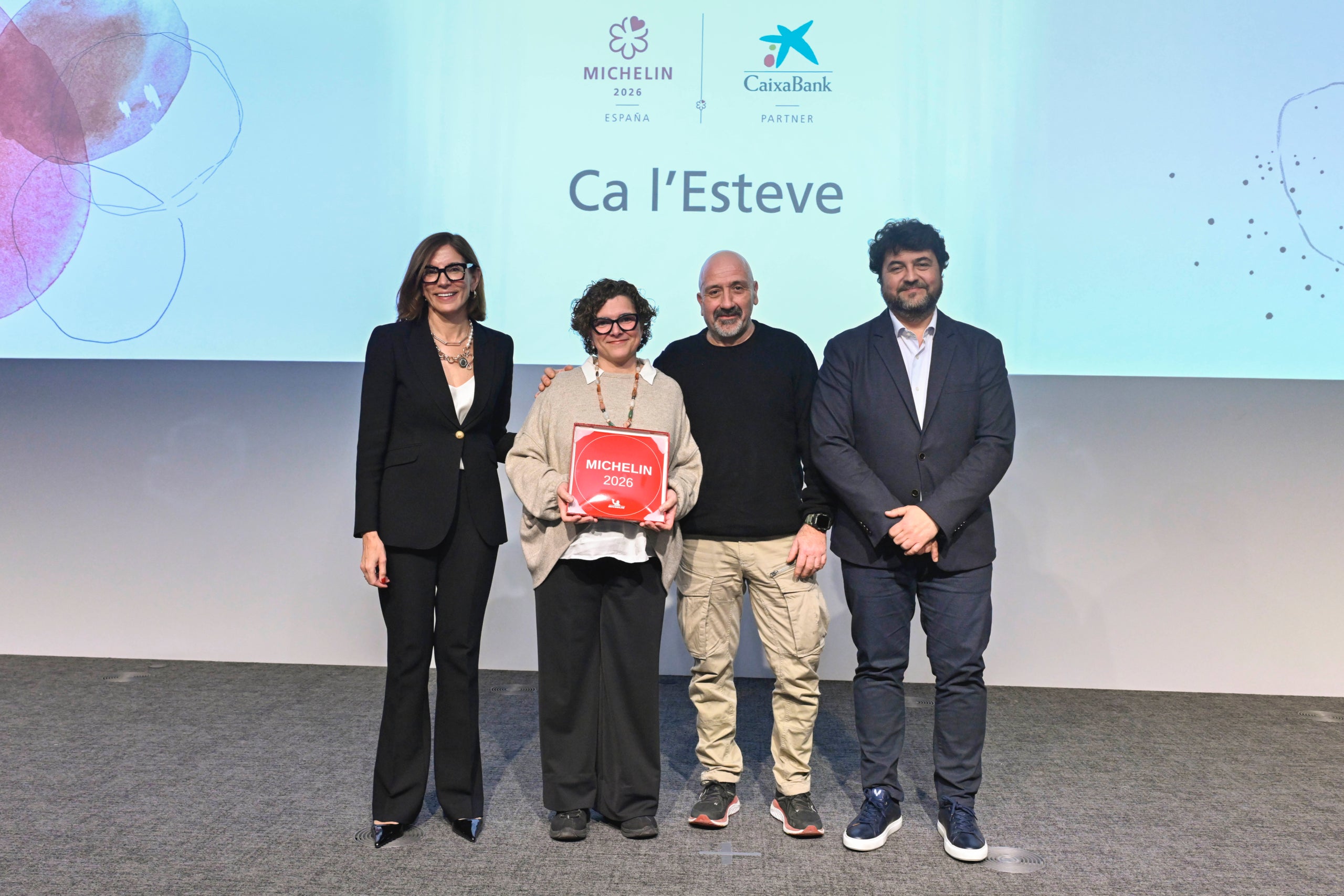 Ca l'Esteve rep la placa que l'acredita com a restaurant recomanat per la Guia Michelin 2026 | CaixaBank