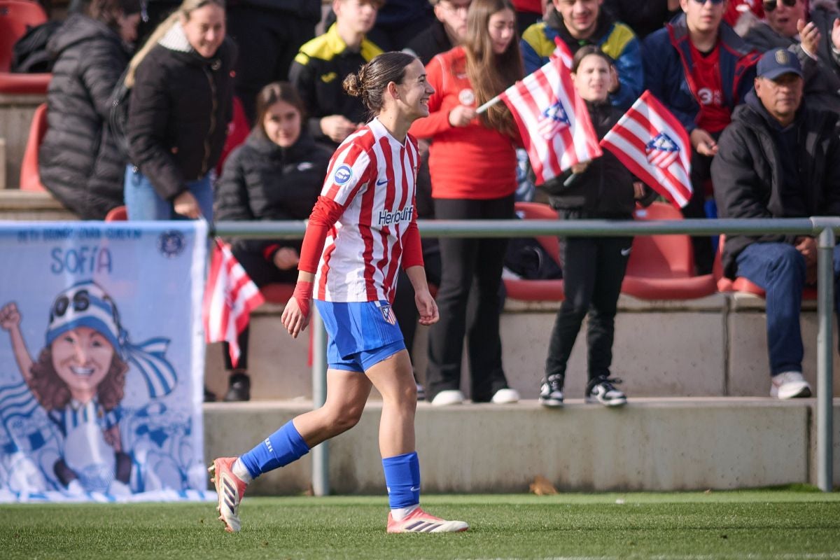 La jugadora castellbisbalenca, Júlia Bartel, amb la samarreta de l'Atlético de Madrid | @AtletiFemenino