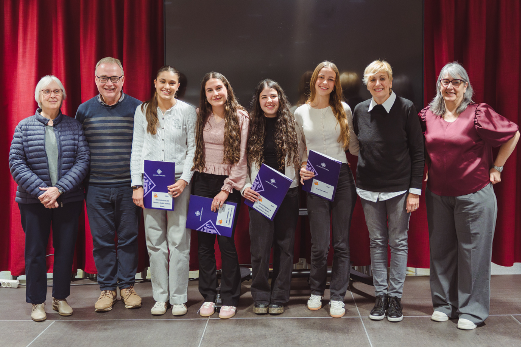 Foto oficial de les autoritats amb les quatre alumnes premiades | Marc Font. Via Ajuntament de Castellbisbal