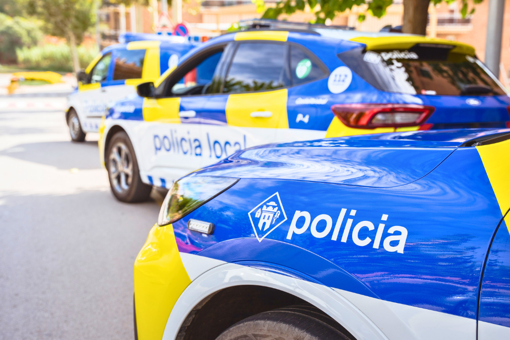 Vehicles de la Policia Local davant la seu de l'avinguda Antoni de Gaudí | Marc Font. Via Ajuntament de Castellbisbal
