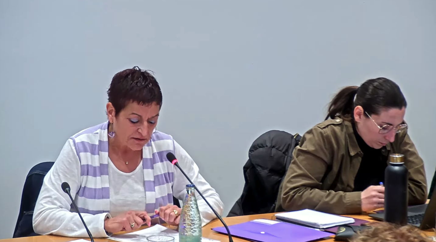 Susanna Solé i Melani Solís, regidores d'Alternativa per Castellbisbal, en el Ple municipal ordinari del 30 de març | Ajuntament de Castellbisbal