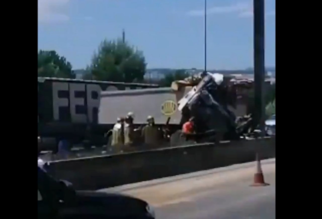 Estat en què va quedar el camió després de l'accident a l'A-2 a Castellbisbal | Antiradar Català