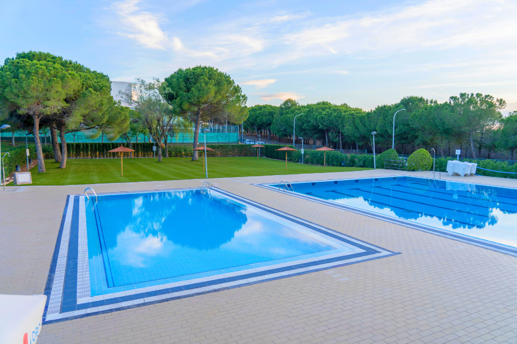 Piscines d'estiu a l'Illa Esportiva | Marc Font. Via Ajuntament de Castellbisbal
