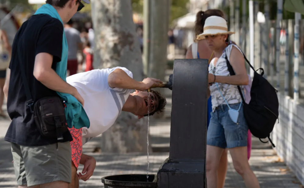 Beure aigua amb regularitat és un dels consells bàsics per afrontar les onades de calor. Encara que no es tingui set, s'ha de fer sovint per mantenir-se hidratat / Foto: Europa Press
