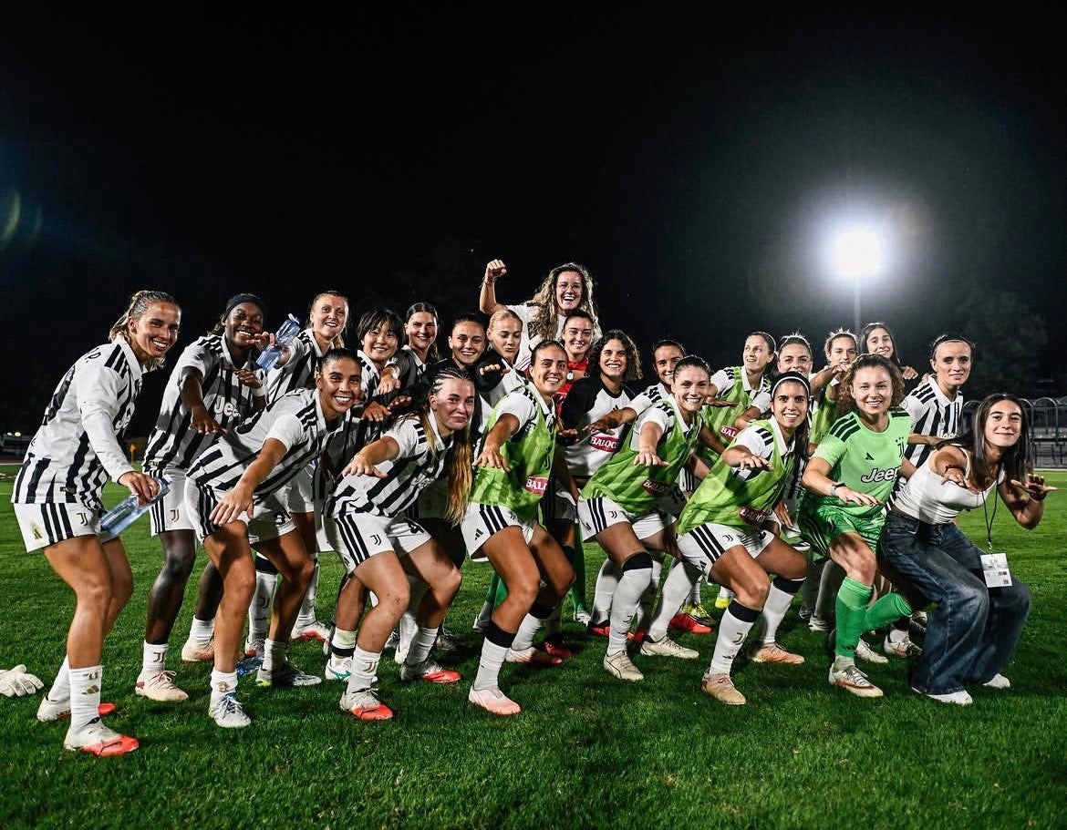 Tot l'equip, amb Bartel vestida de carrer, celebrant la classificacions de la Champions | Juventus FC