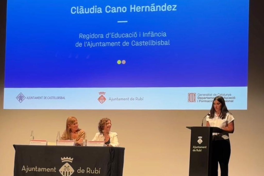 La regidora d'Educació i Infància, Clàudia Cano Hernández, durant el seu parlament | Aj. Castellbisbal