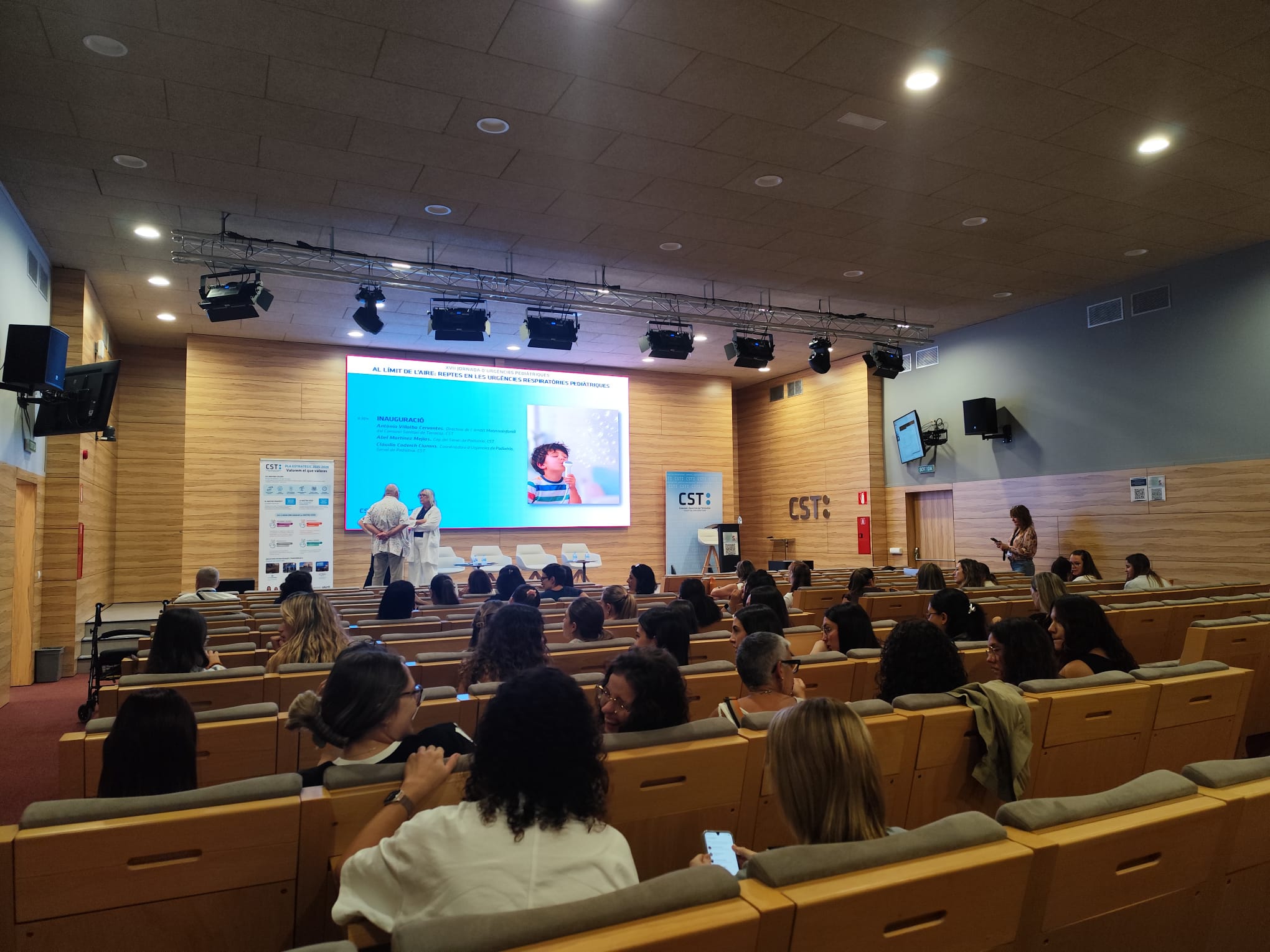 Imatges de la trobada titulada 'Al límit de l'aire: reptes en les urgències respiratòries pediàtriques' | CST